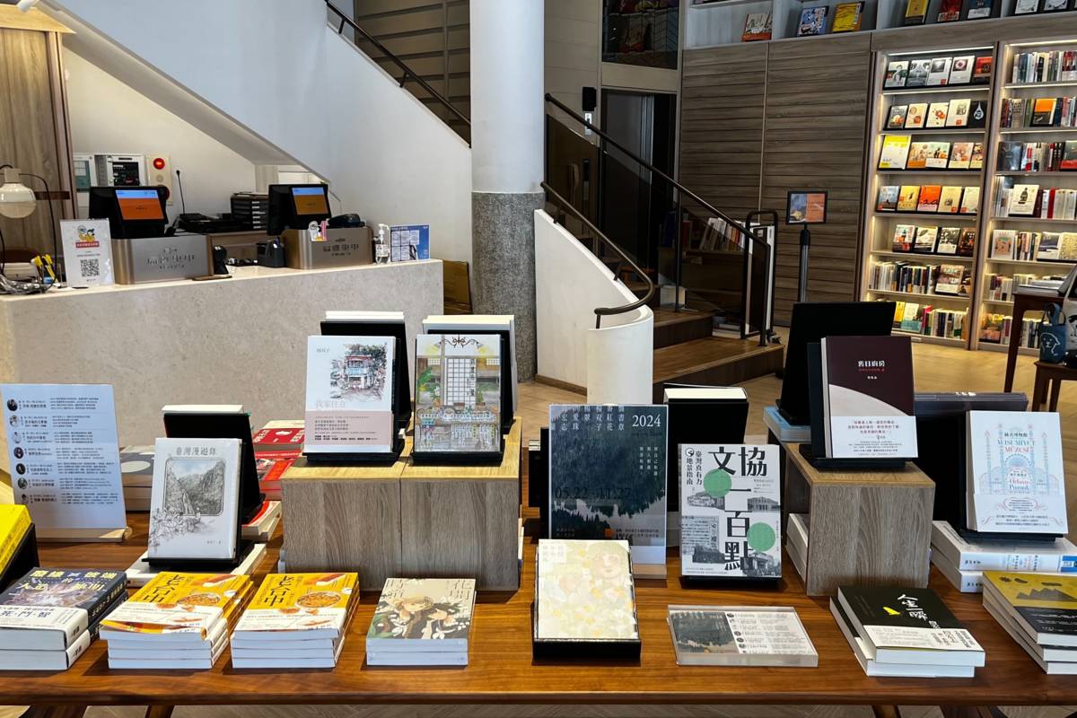 中央書局2024年全新週三讀書會暨主題書展起跑，陳列7單元主講者推薦選書。(中央書局提供)