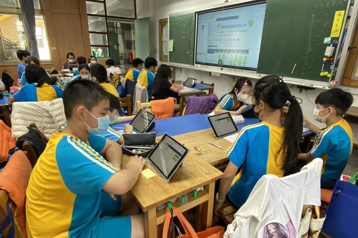 均一教育平臺將每日的學習行為自動化回傳親師生平臺累積點數，讓同學一起努力共好