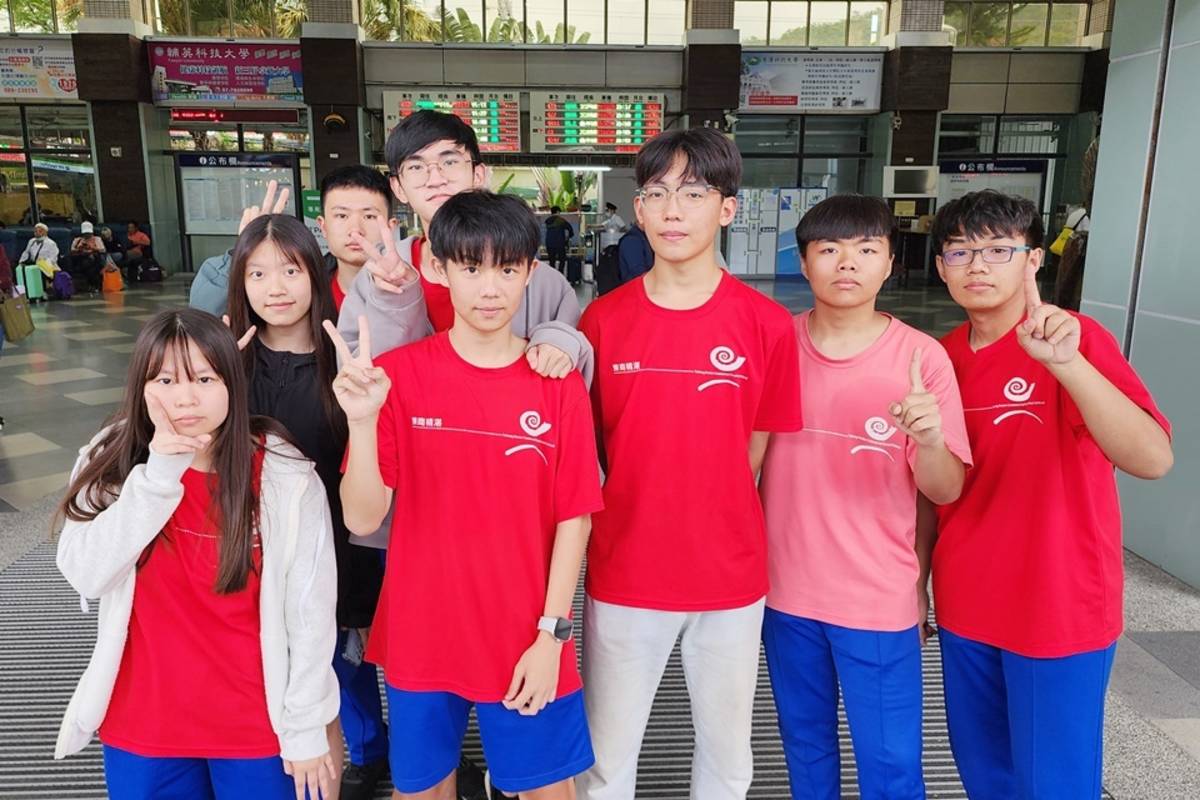 臺東高商資處科參賽學生合影。