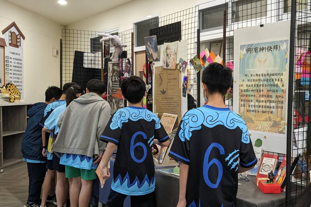 學生在下課時間逛書展
