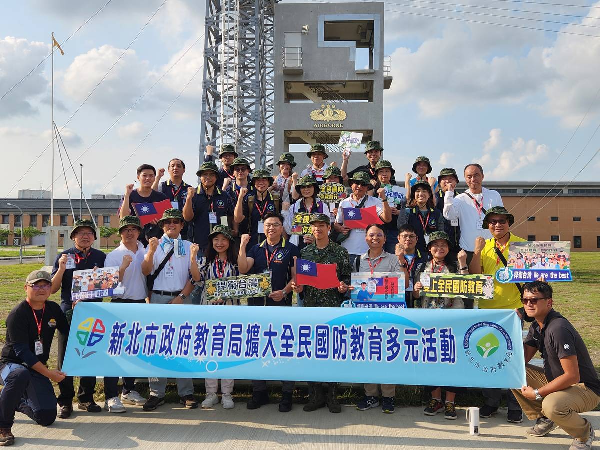 新北參訪團於陸軍空降訓練中心傘訓場團體合影