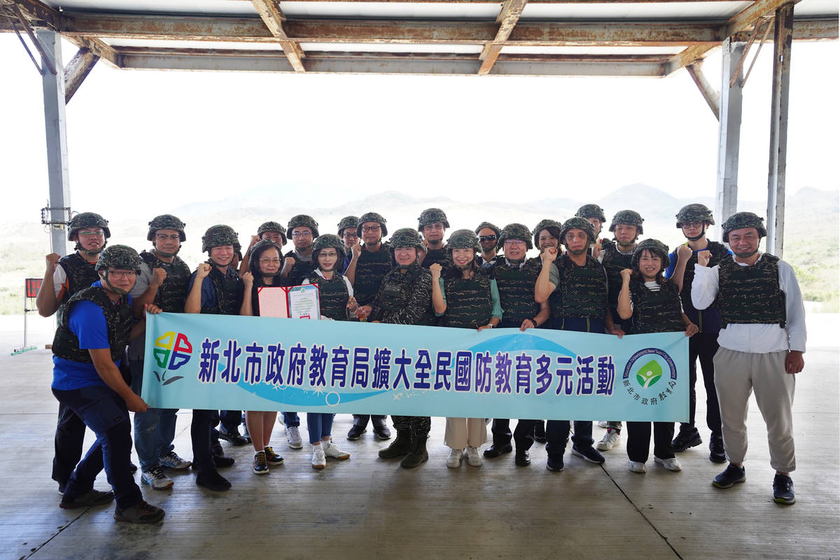 新北參訪團致贈三軍聯訓基地李春政指揮官感謝牌及感謝狀