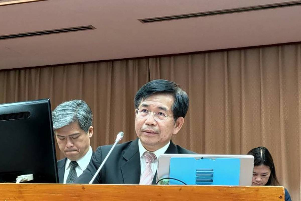 教育部部長潘文忠之前曾於立院為特教法備詢