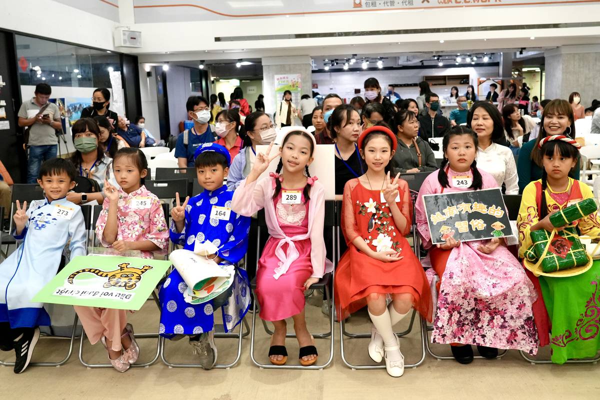 晉級決賽的選手個個準備精美道具並使出渾身解數，展現新住民語文的魅力 (教育部提供)