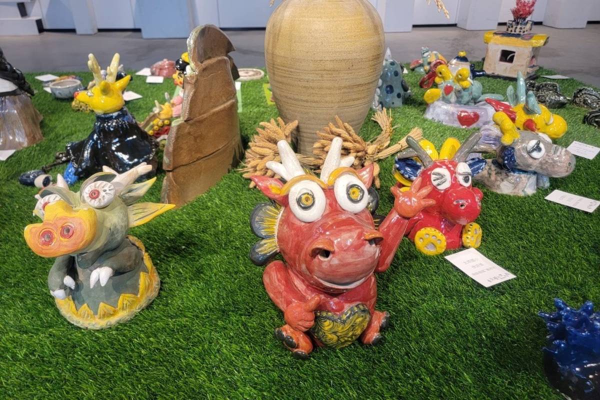 臺東縣藝起樂陶陶師生創作聯展，自參與計畫的50所國中小及幼兒園選出250件作品，創作主題豐富。