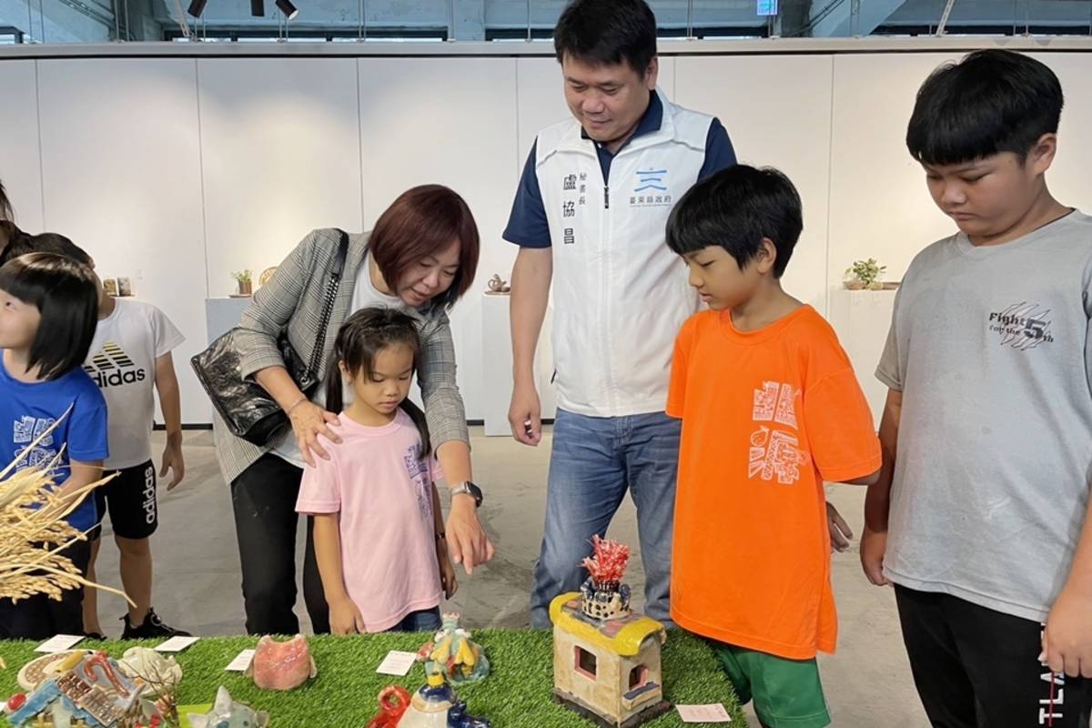 臺東縣藝起樂陶陶師生創作聯展，自參與計畫的50所國中小及幼兒園選出250件作品，創作主題豐富。