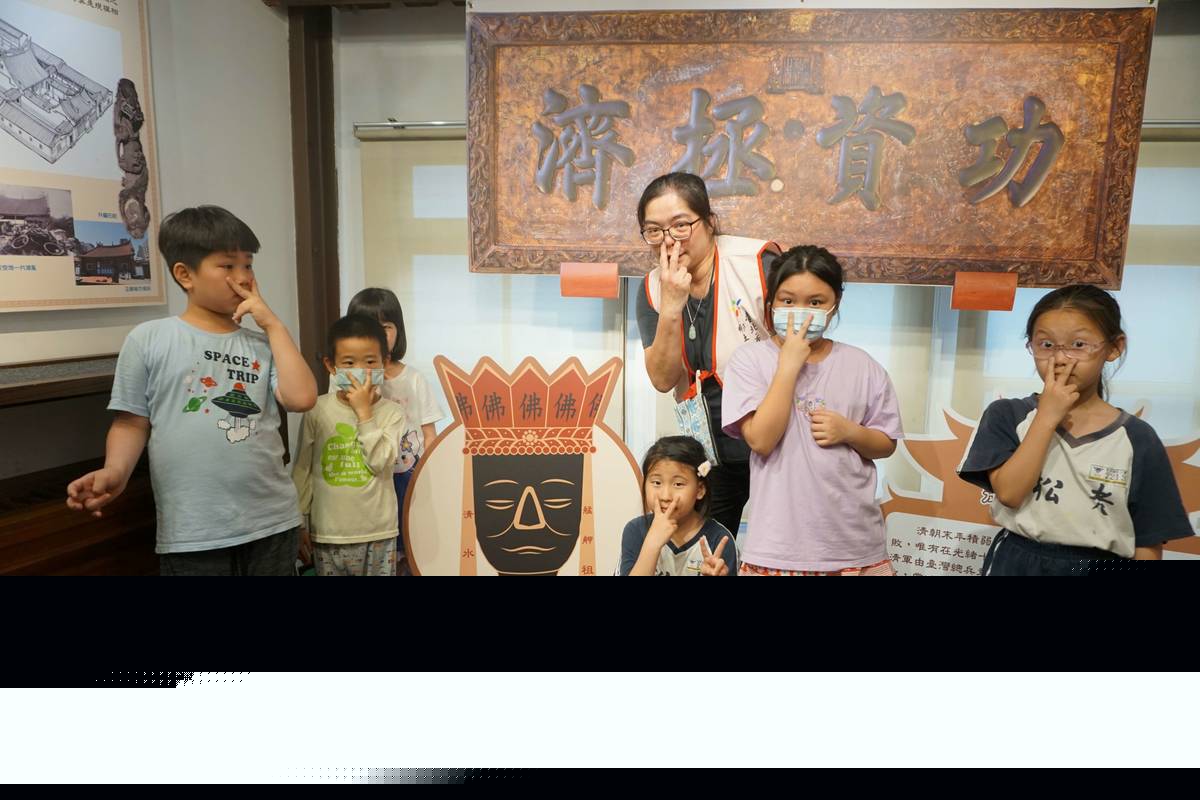 光緒皇帝御賜的「功資拯濟」匾額，是艋舺祖師廟的鎮殿之寶

