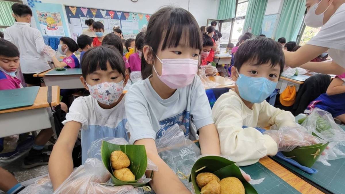 學生製作小米麻糬結合天然盛器，享受美食也響應環保