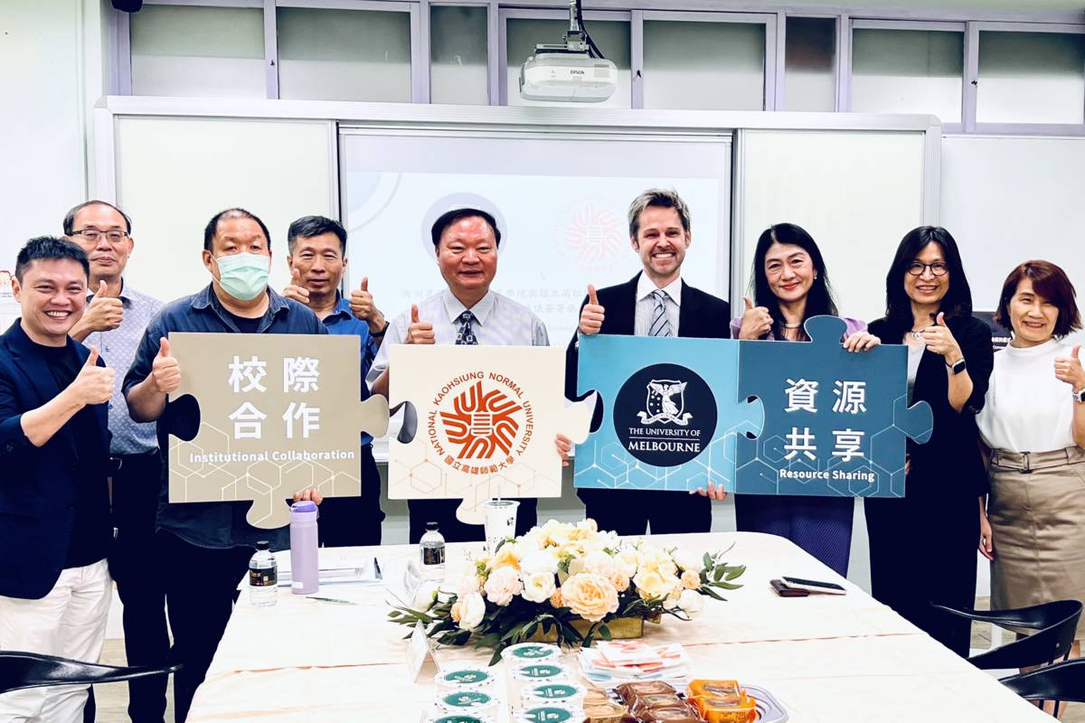 王政彥校長(中) 、李翠玉院長(右3)等與墨爾本大學教育學院副院長Dr. Russell Cross簽署後合影