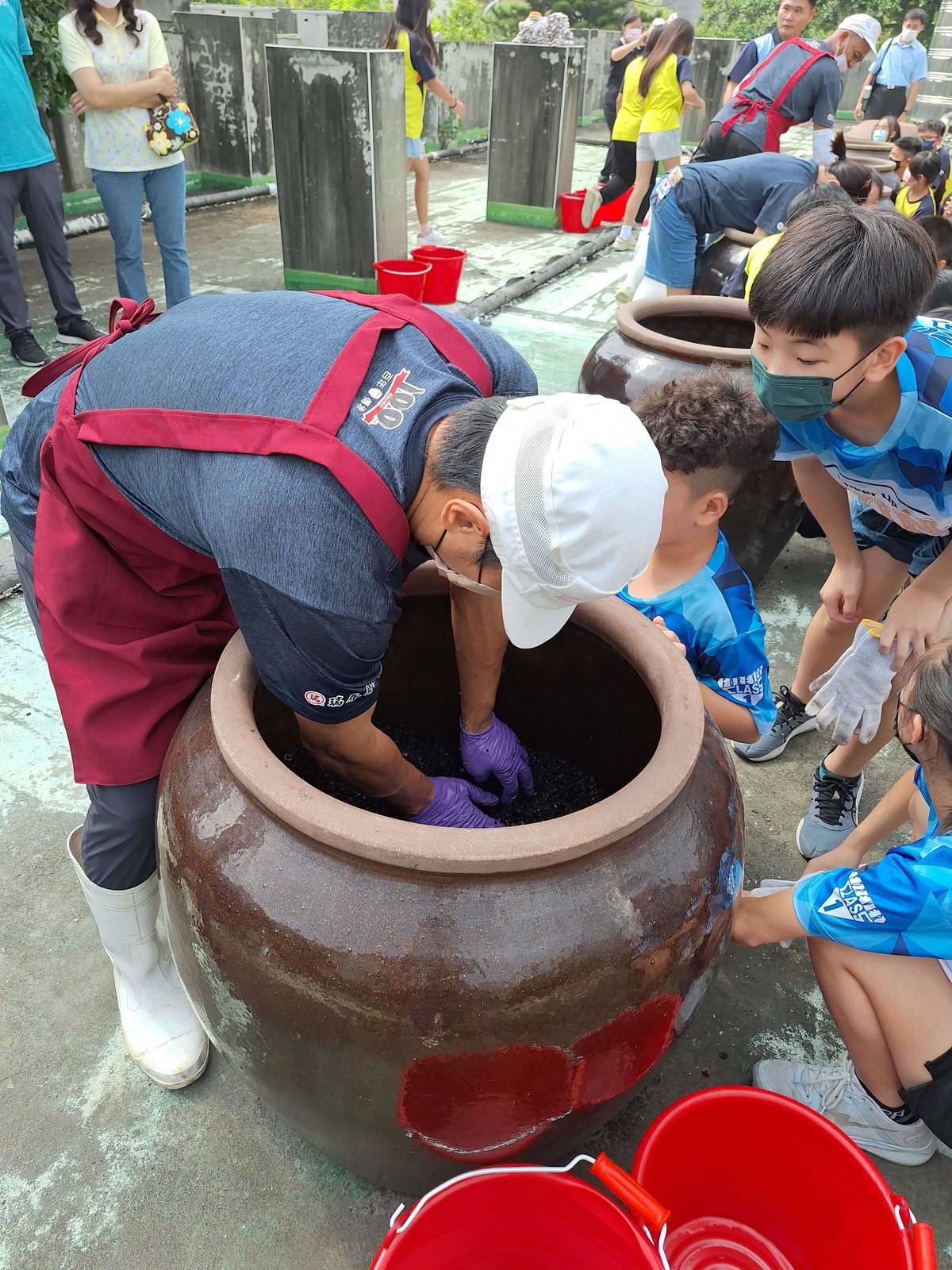 學生觀摩釀製醬油的手法（圖源：雲林縣政府）
