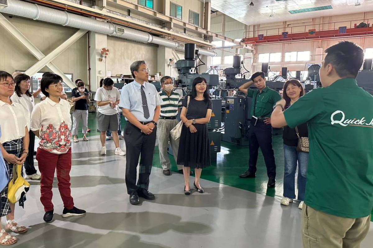 國、高中校長及會長們聽取機械製造及加工的精密度在工廠與產學合作的關聯說明