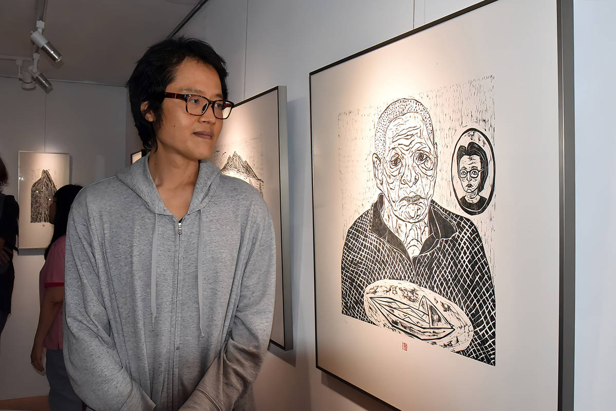 華梵大學美術系倪又安助理教授木刻版畫作品〈公公的小舟〉。(華梵大學提供)