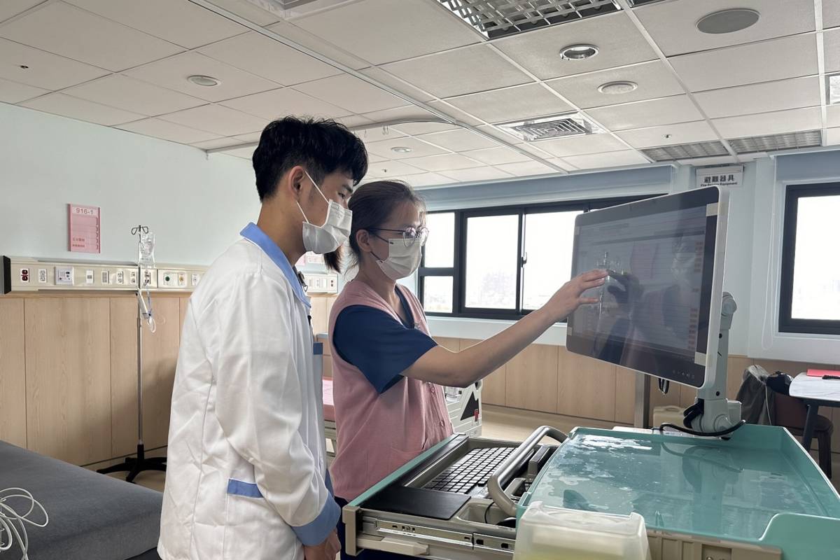 參與計畫的敏惠醫護管理專科學校護理科學生王茂恩與臨床導師進行討論