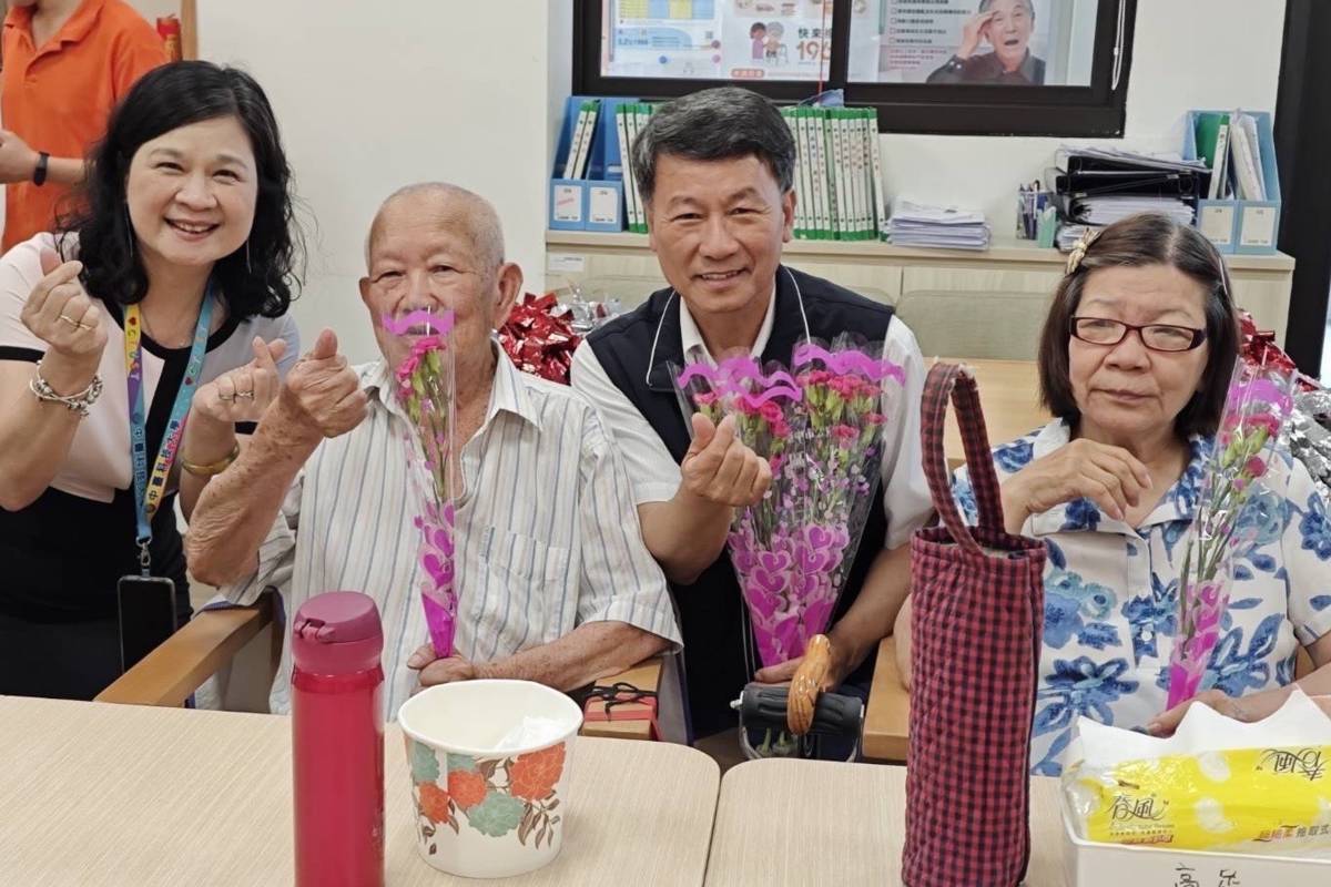 中臺科大陳錦杏校長(左一)、北屯區白峨嵋區長(右二)於謙和賀日照中心與社區長輩一同歡慶佳節。
