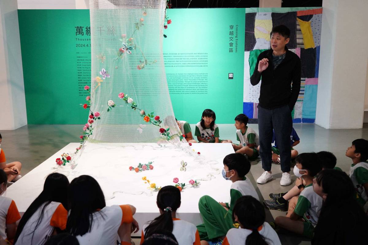 結合傳統工藝和多元媒材的大型裝置藝術作品，吸引校園師生前來參觀。