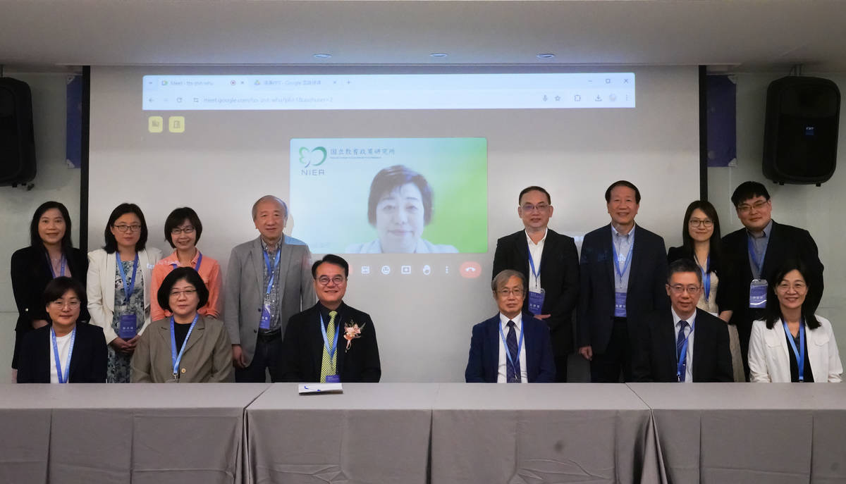 國教院鄭淵全院長與國際學者等人合照