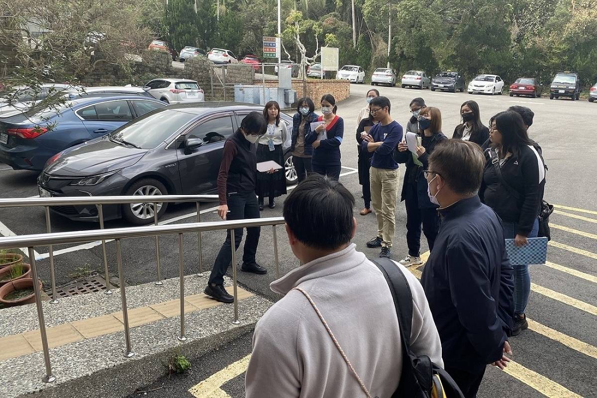 校園無障礙設施模擬盤點-檢視無障礙坡道 (教育部提供)