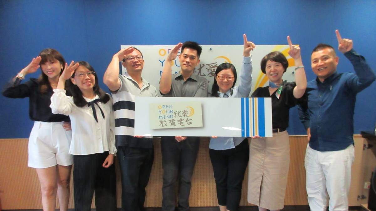 左起 臺中市政府教育局國中教育科 林筱玲課程督學、臺中市大里區草湖國民小學 蔡雅婷老師、臺中市政府教育局課程教學科 吳鼎育老師、臺中市大里區立新國民小學 李元鴻老師、臺中市梧棲區中港國民小學 蕭弘卿主任、臺中市立忠明高級中學 林淑琴老師及教育電台常罡。
