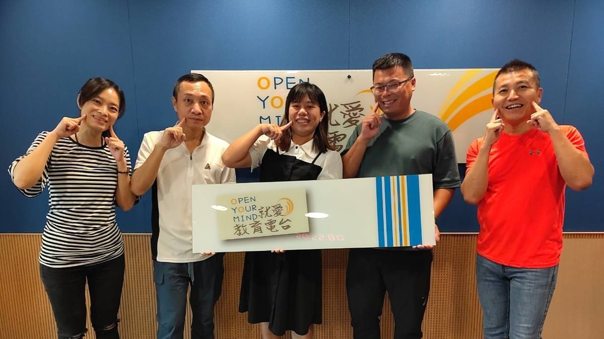 左起 台中市北區太平國小 陳奕蓁主任、台中市烏日區九德國小退休教師 馮寬德（趙翔）、臺中市政府教育局體健科吳雅萍承辦人、臺中市清水國中自由車李高安教練及教育電台常罡。 
