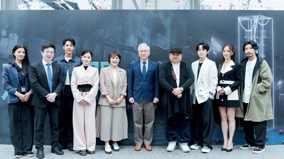 國科會主委吳政忠與《遊戲開始-數學篇》、《遊戲開始-物理篇》演員、製作團隊大合影（國科會提供）。