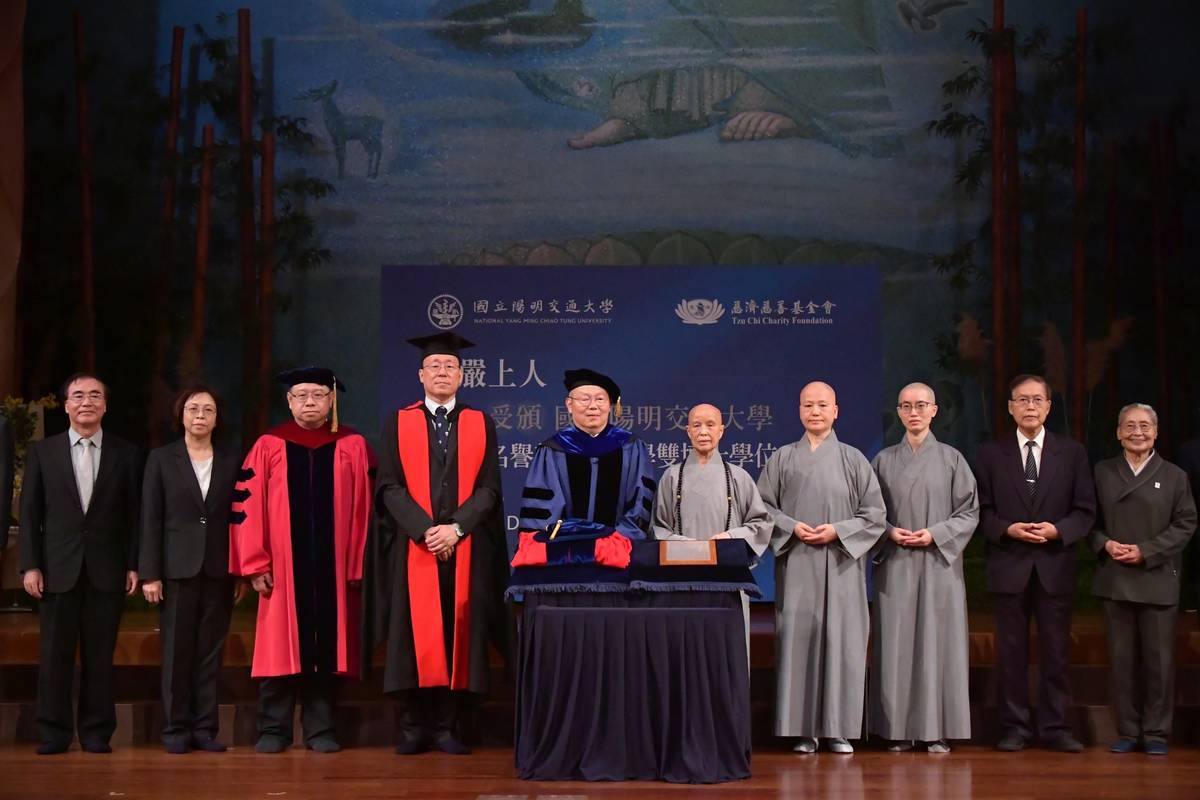 陽明交大頒授證嚴法師雙博士學位。(陽明交大提供)
