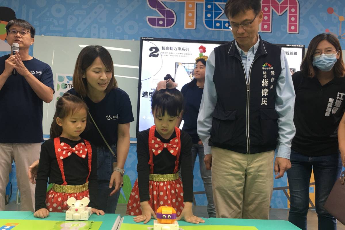 局長參與幼兒示範steam編程教具