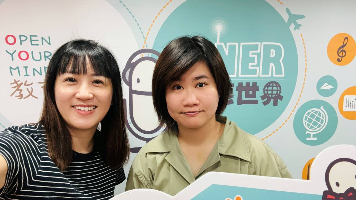 田欣宜社工(右)介紹家事服務中心的服務方案