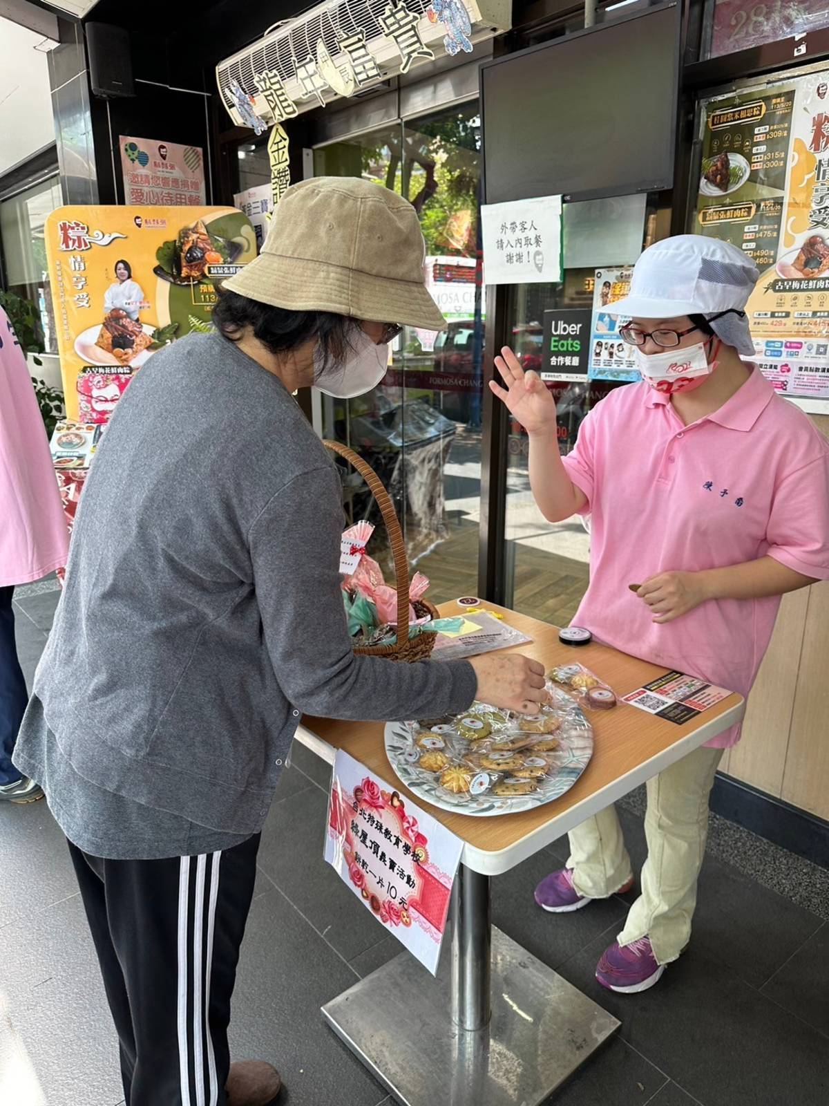 學生向民眾介紹手工餅乾