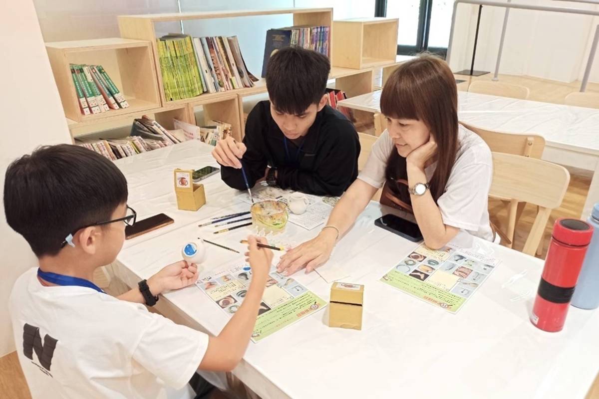 臺東縣教育處響應聯合國「國際家庭日」，舉辦「愛在五月天」活動，邀請家庭故事圖文徵選獲獎親子分享喜悅，同時辦理親子彩繪工作坊。