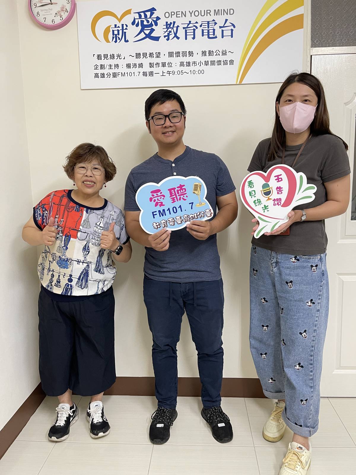 高雄市社區心衛中心鳳山分區黃靖雯督導(右)、林源欽心理師(中)