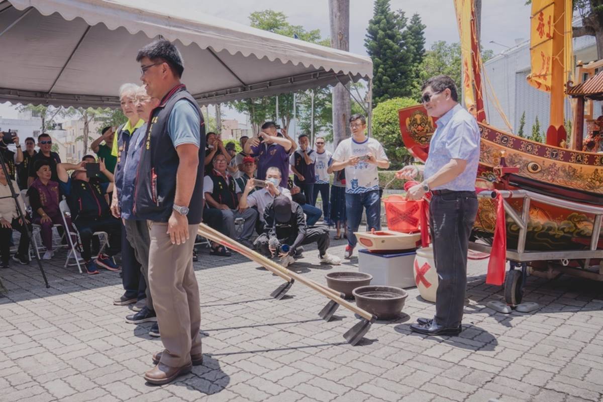 記者會中透過開水路儀式，象徵開台媽祖號即將啟航綠島。(綠島鄉公所提供)