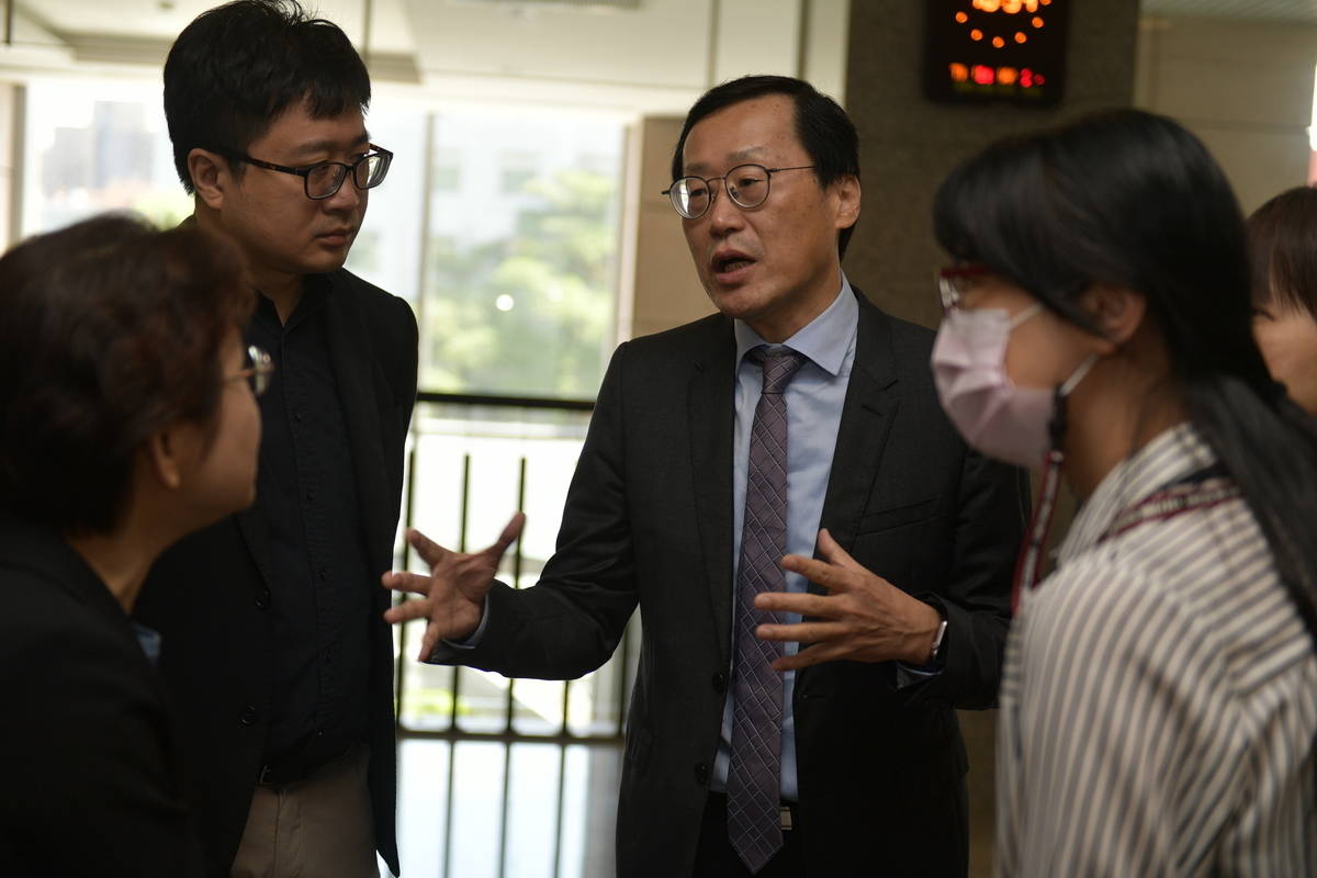 中研院人文講座計畫主持人李育霖研究員（中）表示，人文講座再推出6個微學分學程