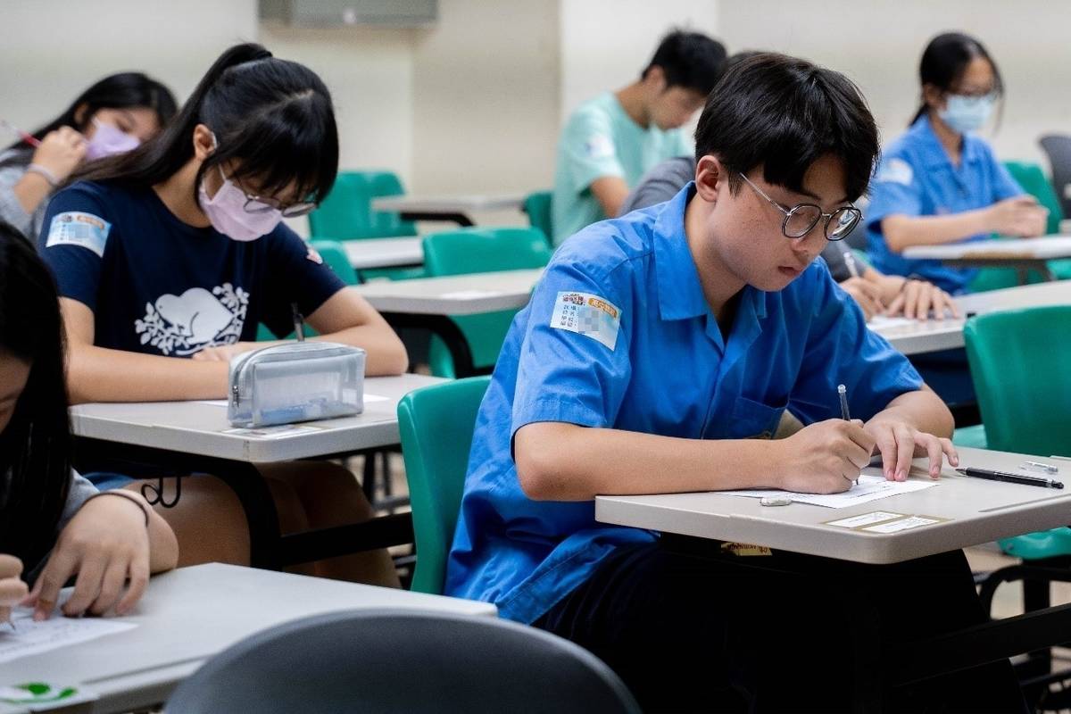 參賽選手專注答題