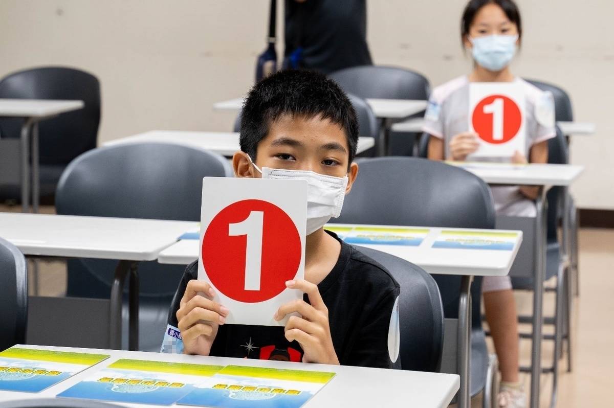 競賽中國小組選手專注作答