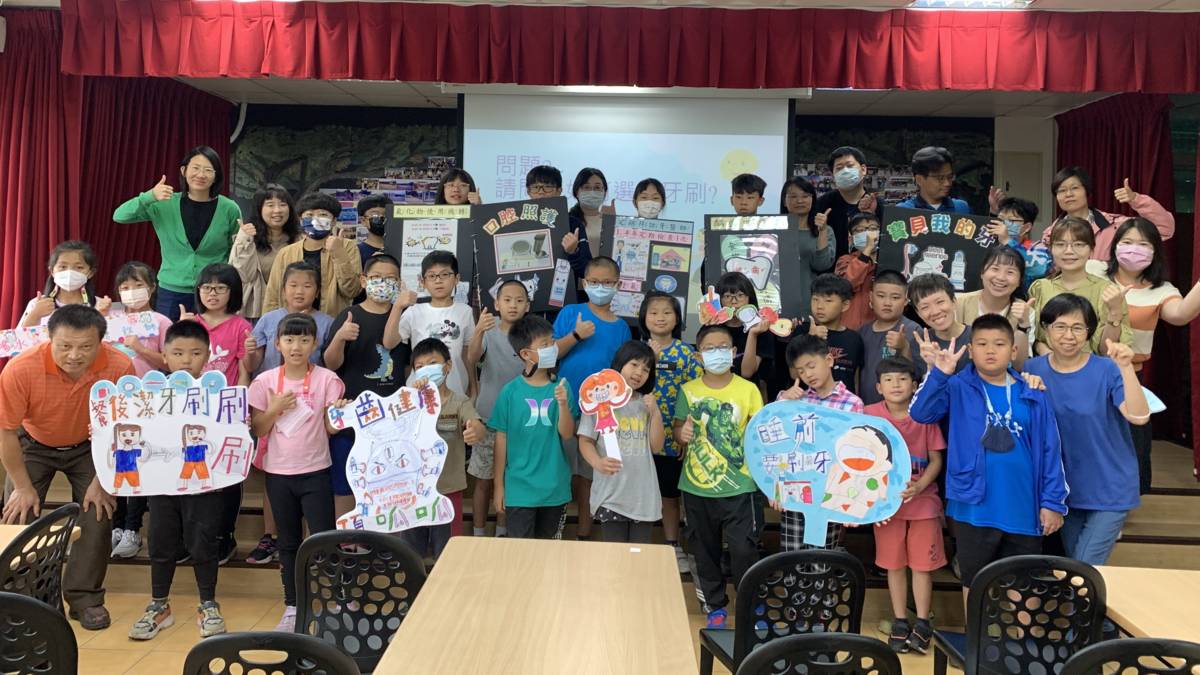 111學年度口腔保健績優學校-優等-新北市雙溪區上林國小 全校師生一同倡議並宣導護齒健康

新北市雙溪區上林國小獲111學年度口腔保健優等，學校位置較為偏遠，特別引進巡迴醫療車，讓學生們在校內即能完成一系列的口腔治療及保健，中央輔導團委員到校傳授正確潔牙技能親師生一起學習，護理師逐一教導貝氏刷牙法、潔牙小天使助教加上牙菌斑顯示劑檢測等確定潔牙效果，全體師生連同家長均重視口腔保健，齊力落實上林口腔保健理念「給孩子一口好牙，就是給孩子最珍貴的禮物」。

採訪：新北市雙溪區上林國小
             許慧敏學輔主任、
             吳易翰訓育組長、鍾鳳娥護理師、
             三甲生吳晨瑋、四甲生林忻儀
