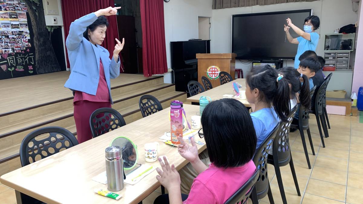 111學年度口腔保健績優學校-優等-新北市雙溪區上林國小中央輔導許愛玲委員蒞校指導牙線的使用方式