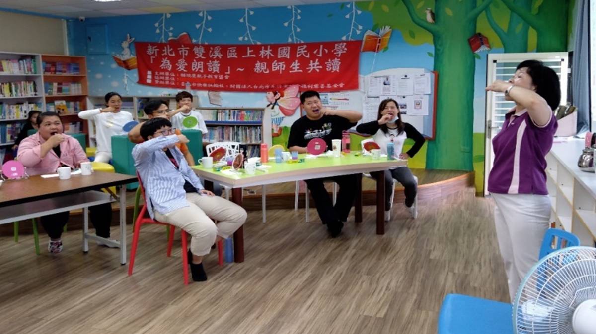 111學年度口腔保健績優學校-優等-新北市雙溪區上林國小教師、家長一同學習貝氏刷牙法