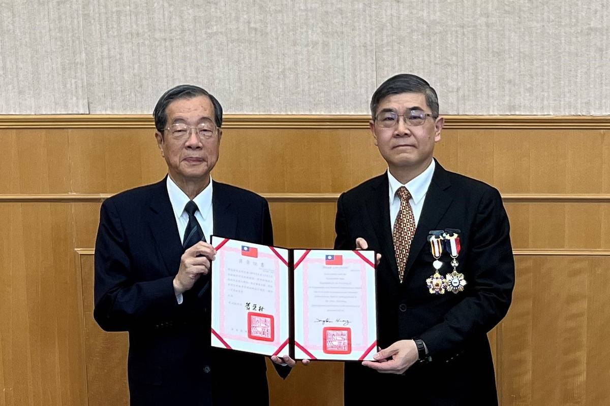 黃榮村院長頒發一等功績獎章與一等考銓獎章，感謝銓敘部周志宏部長的辛勞與貢獻。（考試院提供）