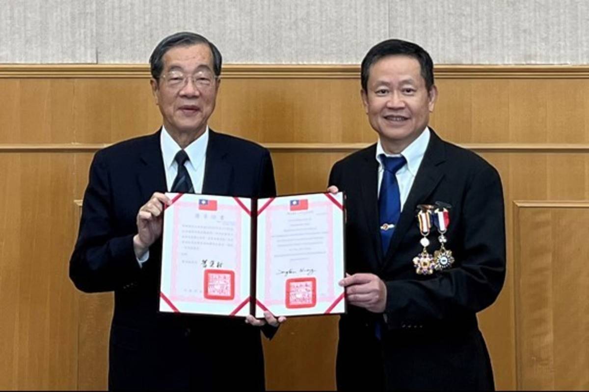 黃榮村院長頒發一等功績獎章與一等考銓獎章，感謝考選部許舒翔部長的辛勞與貢獻。（考試院提供）