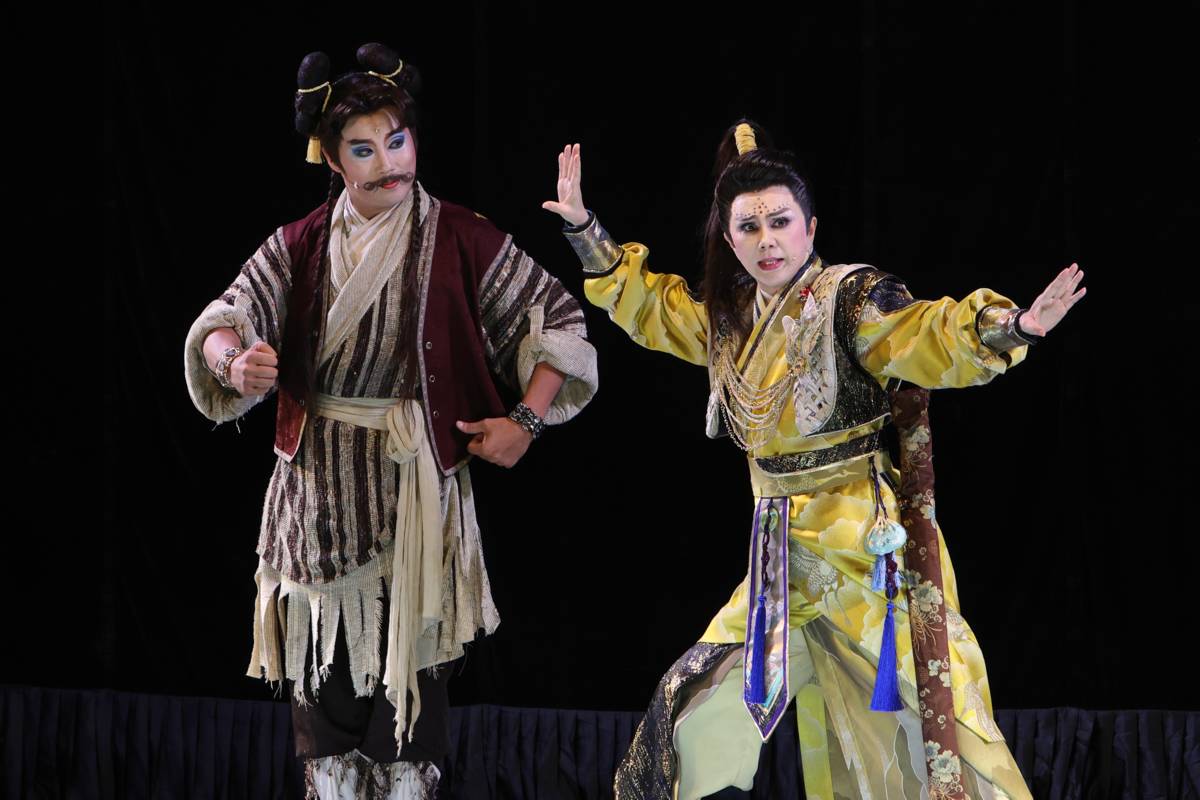 明華園總團《劍神呂洞賓》由孫翠鳳(右)壓軸飾演呂洞賓、藝華園團長陳子豪(左)飾演漢鍾離