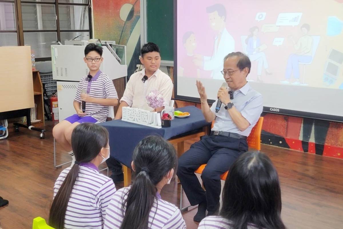 臺東縣康樂國小六年級跨域課程「職人專訪」，邀請獲2022年臺灣醫療典範獎的小兒科醫師尤憲明擔任受訪者，與小朋友輕鬆對談。