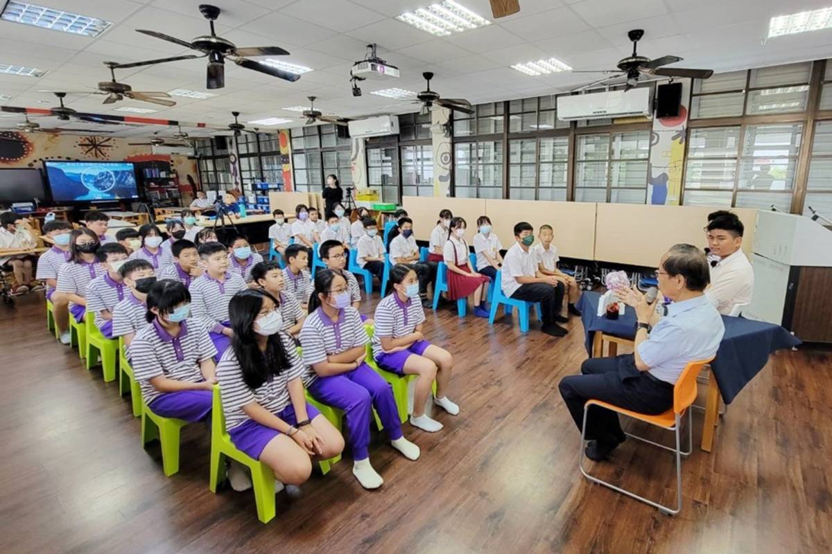 臺東縣康樂國小六年級跨域課程「職人專訪」，邀請獲2022年臺灣醫療典範獎的小兒科醫師尤憲明擔任受訪者，與小朋友輕鬆對談。