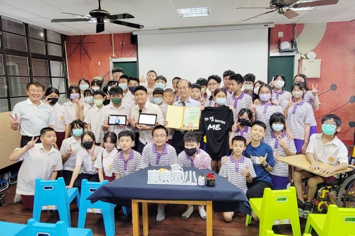 康樂國小師生與尤憲明醫師合影。