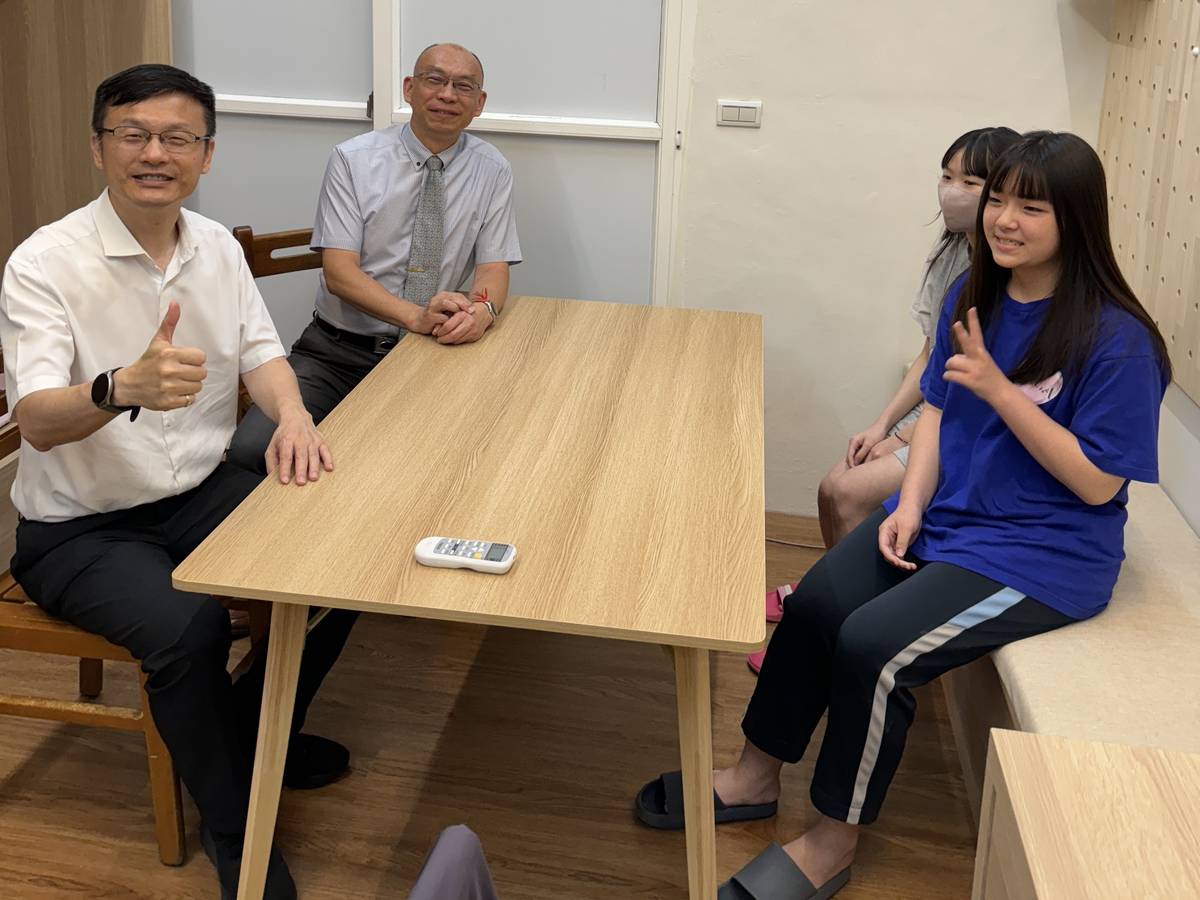 局長由校長陪同，與住宿學生在最新整建的宿舍中閒話家常