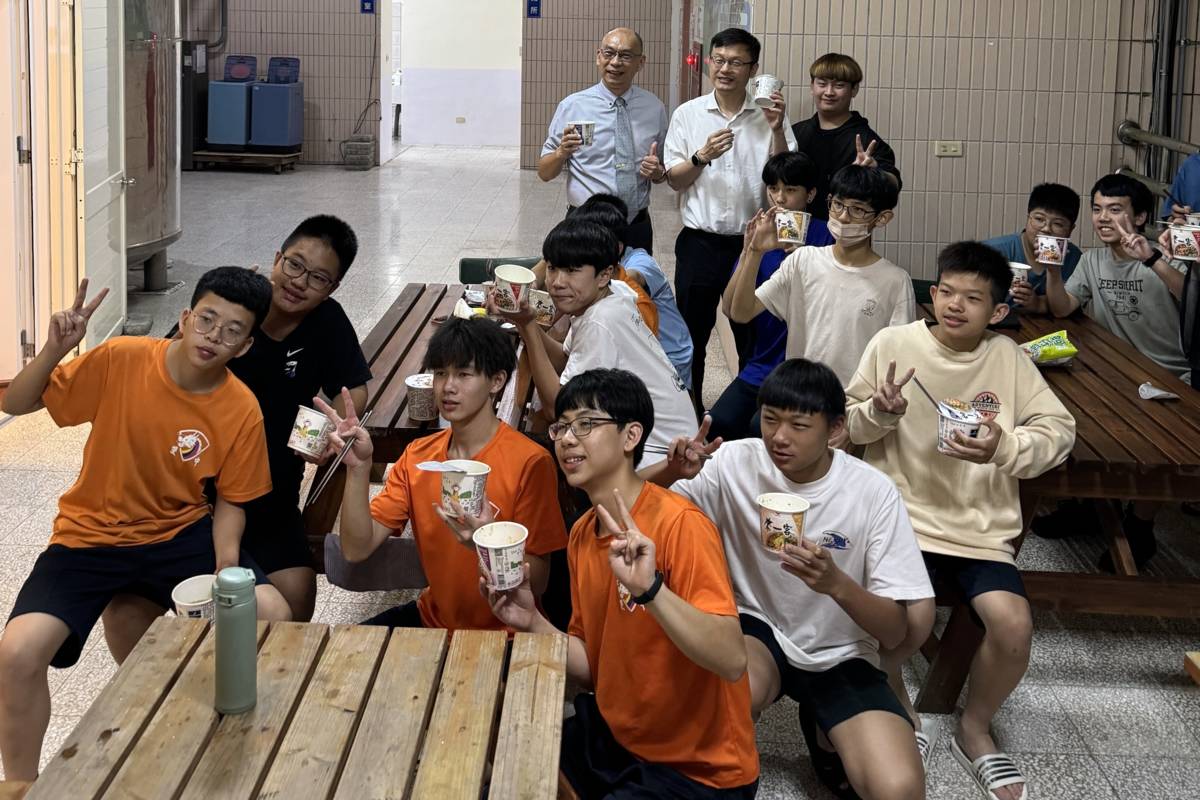 張局長與住宿學生享用泡麵夜點