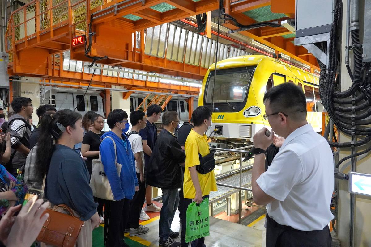 由專業人員介紹及解說 讓有興趣求職的青年提前了解新北捷運公司的運務及工作內容 