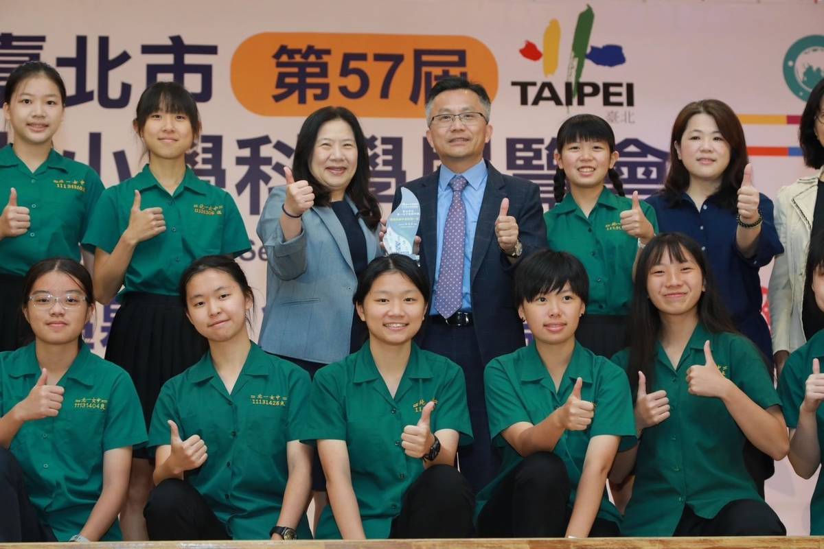為支持北市學子，教育局頒發1萬元獎助金給取得全國賽代表權的特優隊伍
