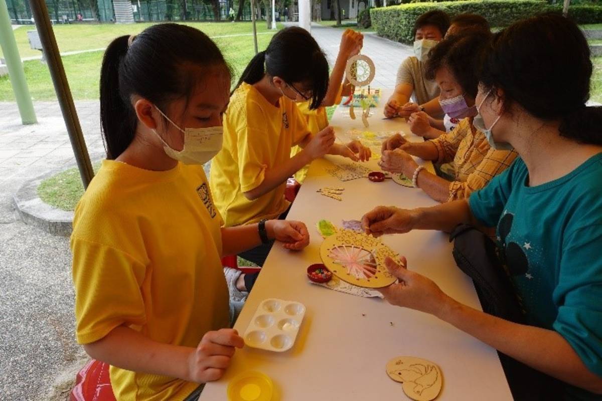 義方國小在社區公園舉辦藝術體驗活動，讓畢業生學習關心、學會付出