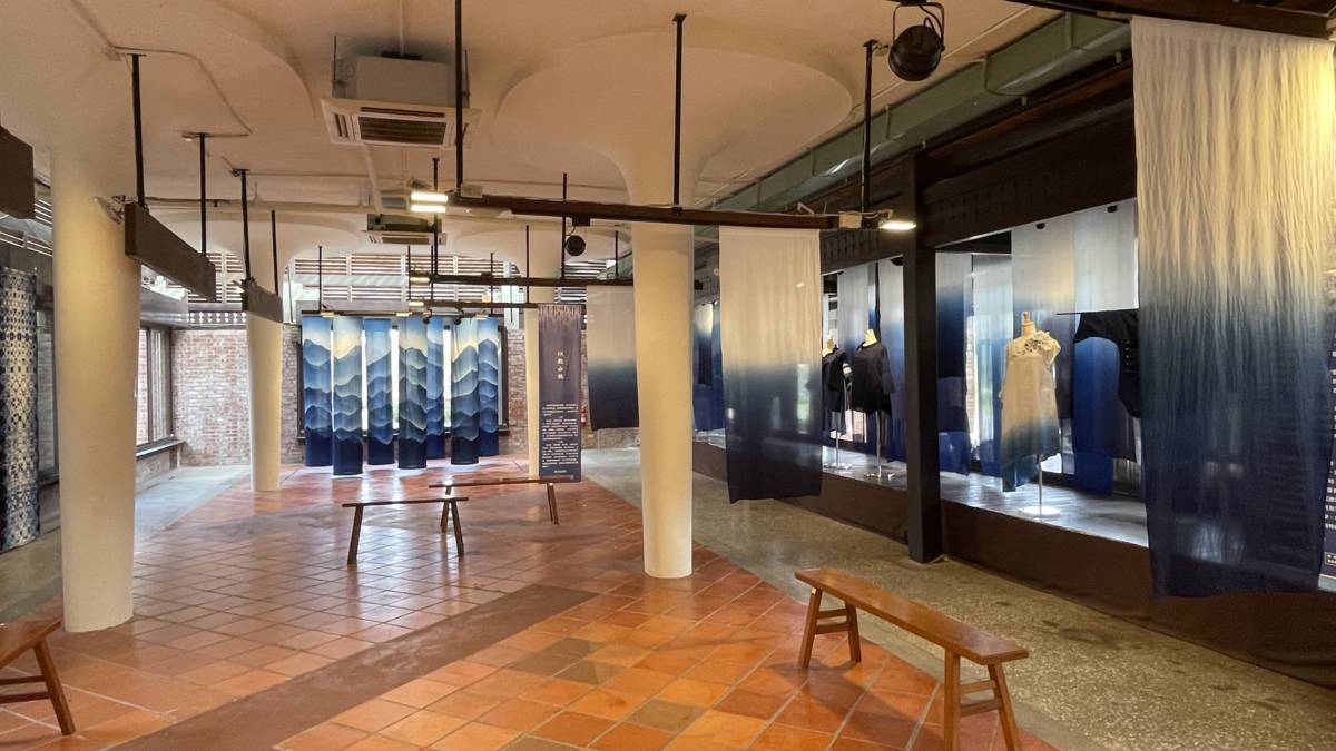 東勢客家文化園區裡面展出客家藍染作品(圖片來源：人文國際提供)
