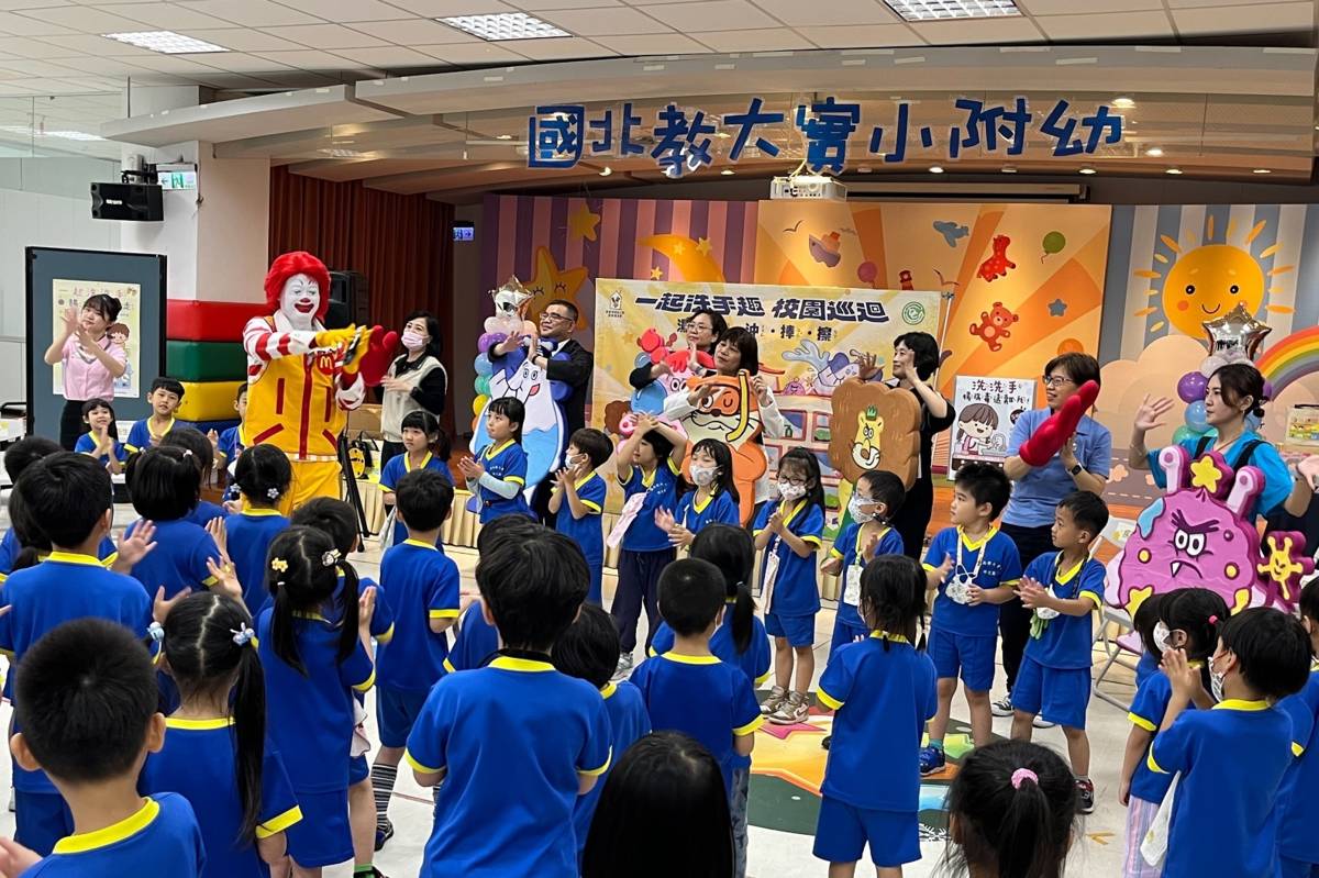 愛洗手小隊帶領小朋友練習洗手
